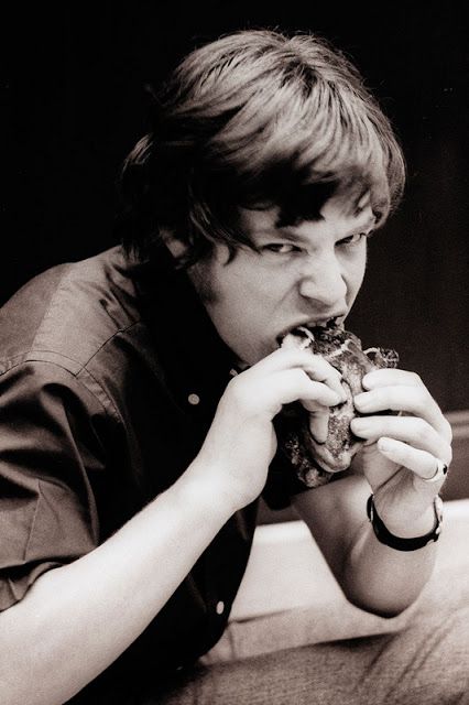 Mick having lunch. Taken by Julian Wasser ~ vintage everyday Zombie Pose, Chrissie Hynde, Brian Jones, Photographie Portrait Inspiration, British Invasion, Joan Jett, Face Reference, Human Poses Reference, People Eating