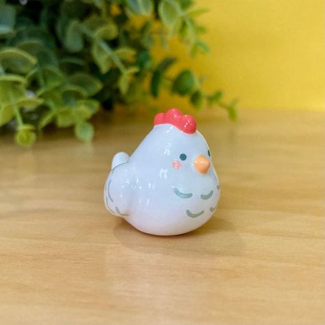 Silly Clay Things, Air Dry Clay Chicken, Cute Clay Pins, Small Clay Ideas, Cute Clay Figures, Air Dry Clay Figures, Clay Chicken, Tiny Figurines, Ceramic Chicken