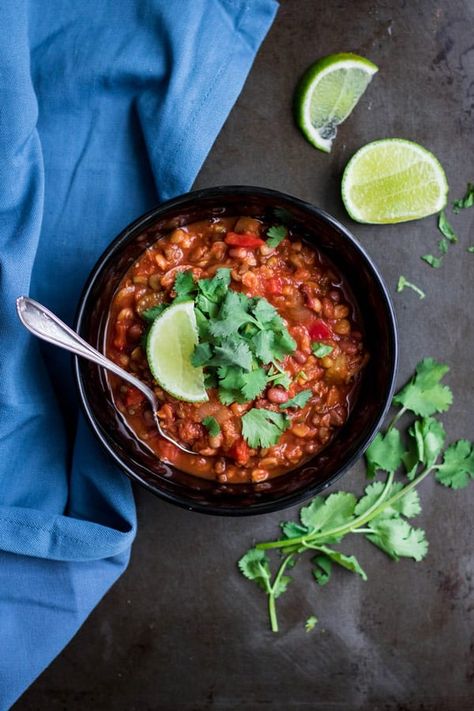 Sprouted lentil chipotle chili Indian Vegan, Vegetarian Soups, Vegetarian Chili Recipe, Lentil Chili, Chipotle Chili, Weekday Meals, Daniel Fast, Vegetarian Chili, Fit Food