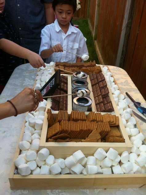 Dessert Bord, Engagement Party Diy, Smores Bar, Bbq Wedding, S'mores Bar, Taco Bar, S'mores, Bar Set Up, Dessert Bar