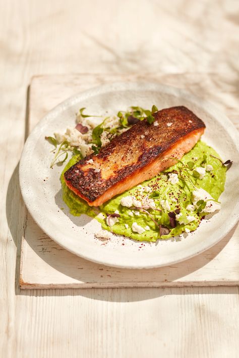 Seared salmon with pea purée Easy Tuna Recipes, Sumac Recipes, Pea And Mint Soup, Seared Salmon Recipes, Kebabs On The Grill, Mushy Peas, Pan Fried Salmon, Fried Salmon, Easy Salmon Recipes