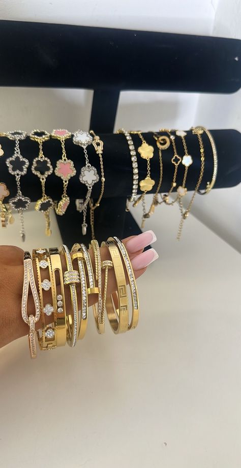 Jewlary Pic Aesthetic Gold, Bracelets Stack Aesthetic, Jelewry Gold, Luxury Items Aesthetic, Girly Accessories Jewellery, Jewllery Post, Where To Get Jewelry, Schmuck Aesthetic, Aesthetic Jewelry Photography