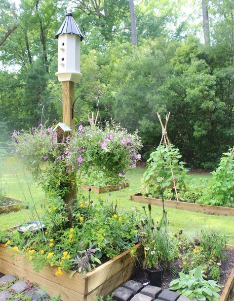 These are the CHEAPEST & EASIEST raised garden beds you can make! Upgrade the look of your garden with these nifty ideas! Easy Raised Garden Bed, Vertical Pallet Garden, Kleiner Pool Design, Bee Friendly Garden, Garden Centerpiece, Vegetable Garden Raised Beds, Vertical Herb Garden, Recycled Garden, Bee Garden