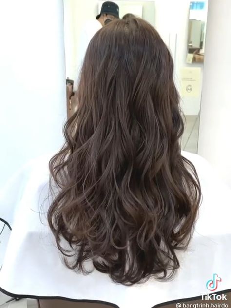 Setting Perm Korean Long Hair, C Curl Perm Korean Long Hair, Permed Bangs Korean, Korean Perm Long Wavy Hair, Layer Perm Hair, Korean Perm Wavy Hair, Korean Curly Hair Medium, Long Hair Wavy Perm, Setting Perm Korean Medium Hair