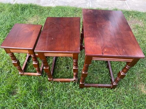 I’ve recently started buying furniture from charity Shops and found these beautiful nest of tables I wanted to give a makeover to. I had the idea of just focusing on the tops and leaving the legs the beautiful dark wood they are. I decided I wanted to give the table tops a marble effect. So I did some research to find out the best and easiest way to create it.In this post I show you how I upcycled a nest of tables using a new technique I found and also how to do this technique of paint… Painted Nesting Tables, Redo End Tables, Refurbished Table, Paint Pours, Inside House, Charity Shops, Flea Market Flip, Nest Of Tables, Paint Pouring