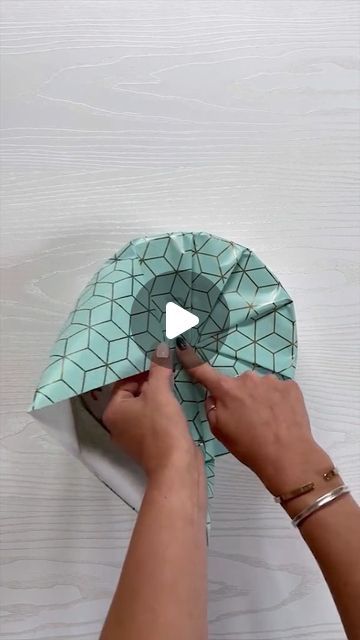 Home decor and organization inspo ❤ on Instagram: "How to wrap round shaped gifts 🎁 
By effectivespaces @e.f.f.e.c.t.i.v.e.s.p.a.c.e.s 
.
#gift #giftwrap #giftwrapping #giftwrappingideas" How To Wrap Coasters Gifts, Circle Gift Wrapping Ideas, How To Wrap A Yeti Cup As A Gift, How To Wrap Candles, Circular Gift Wrapping, Wrapping A Round Gift, How To Wrap A Plate As A Gift, How To Wrap A Circular Gift, How To Wrap Something Round