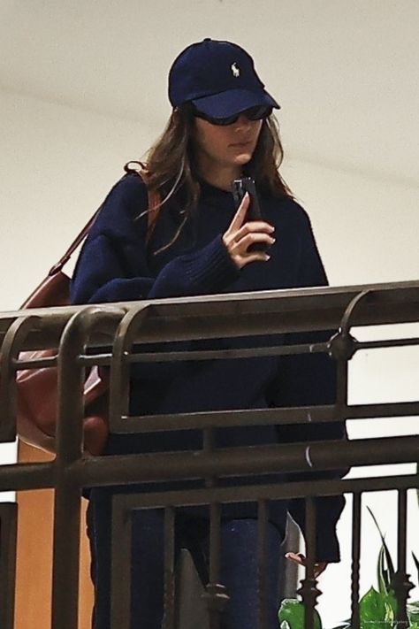 Blue Clothes Aesthetic, Cap Outfits For Women, Kendall Jenner Street Style, Navy Cap, Kendall Style, Autumn Fits, Jenner Outfits, Jenner Style, Simple Chic