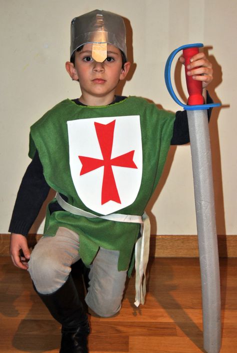 Disfraz caballero medieval 1 con una bolsa verde quedaría culo barato y fácil para los padres que no sabemos coser | http://www.multipapel.com/subfamilia-bolsas-basura-colores-para-disfraces.htm Diy Knight Costume, Medieval Diy, Fantasia Diy, Bible Heroes, Castle Party, Knight Party, Medieval Party, Vbs Themes, Knight Costume