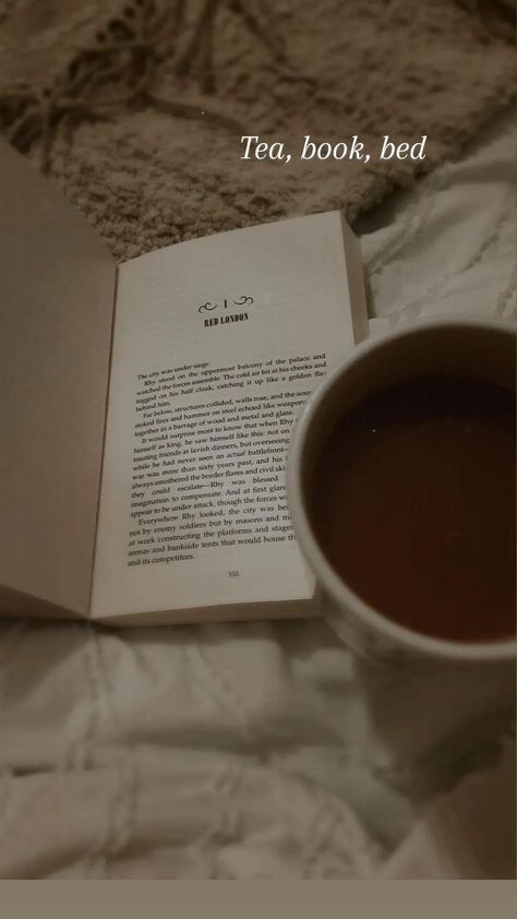 Tea book bed | dark academia | reading | bookstagram | cozy aesthetic Tea Aesthetic Picture, Evening Reading Aesthetic, Book Cozy Aesthetic, Reading In Bed Aesthetic Night, Cozy Nights Aesthetic, Reading Before Bed Aesthetic, Cozy Pictures Aesthetic, Instagram Story Ideas Reading, Bookstagram Dark Academia