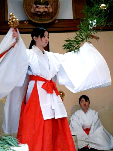 巫女舞 Miko(Shinto shrine maiden) dance Kikyo Cosplay, Elven Princess, Heian Era, Japanese Shrine, Shrine Maiden, Shinto Shrine, Asian History, Japanese Landscape, Japanese Outfits