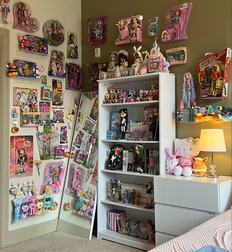 Cute Collection Ideas, Bratz Doll Display, Bratz Display, Cute Collectibles, Bratz Room Decor, Rainbow High Collection, Bratz Bedroom, Doll Collection Room, Doll Collection Display