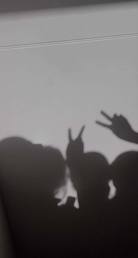 Friend Group Shadow Aesthetic ✌︎︎follow @gtsbesties for more orignal photos ✧.* Group Shadow Aesthetic, Shadow Pic, Shadow Aesthetic, Shadow People, Friendship Photos, Hollywood Songs, Boy Blurred Pic, Blurry Pictures, Face Aesthetic