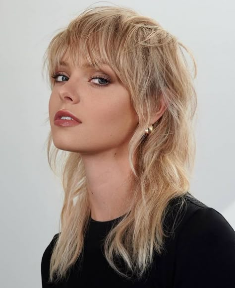 Midlength Shag Mullet, Grunge Shag Haircut Medium, Mullet In A Ponytail, Miley Mullet, Edgy Shag Haircut With Bangs, Wolf Cut With Micro Bangs, 80s Shag Haircut, Mullet Long Hair, Mullet Haircut Woman