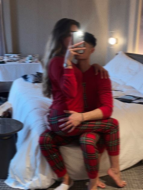 London Christmas Aesthetic, Christmas Aesthetic Tiktok, Christmas Couple Photos, Christmas Couple Pictures, Boyfriend Instagram, Girlfriend Christmas, Couple Pajamas, Instagram London, Matching Pjs