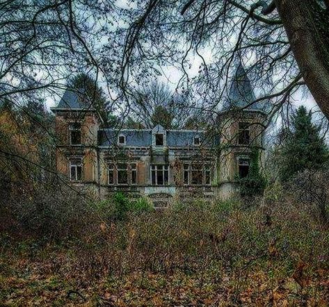 Unknown mansion Mansion Homes, Old Abandoned Buildings, Abandoned Property, Creepy Houses, Old Abandoned Houses, Abandoned Mansion, Creepy Places, Spooky Places, Abandoned Homes