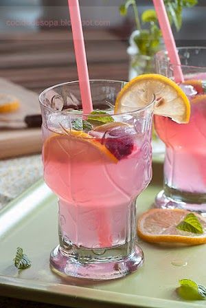 Baileys casero | Cocido de Sopa Lewis Black, Pink Lemonade, Aesthetic Pink, Punch Bowl, Lemonade, Coco, Bowl, Drinks, Coffee