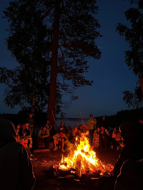 bonfire with friends ❤️ Friends Around Campfire, Summer Bonfire Aesthetic, Bon Fire Aesthetics, Fall Bonfire Aesthetic, Bonfire Aesthetic Friends, Bonfire Night Aesthetic, Bonfire Video, Bonfire Party Aesthetic, Bonfire Winter