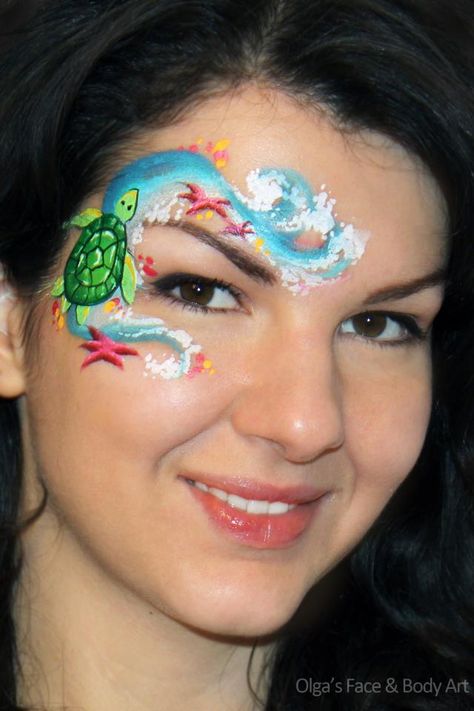 Turtle face painting, I like the idea of this if I could do less detail for a quick face paint... Moana Face Paint, Mermaid Face Paint, Mime Face Paint, Pirate Mermaid, Animal Face Paintings, Face Paint Ideas, Cheek Art, Girl Face Painting, Moana Theme