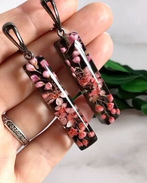 Resin Jewerly, Diy Resin Keychain, Resin Pendant Diy, Diy Necklace Making, Jewelry Sets Handmade, Flower Resin Jewelry, Pressed Flower Crafts, Resin Jewelry Diy, Resin Jewelry Making