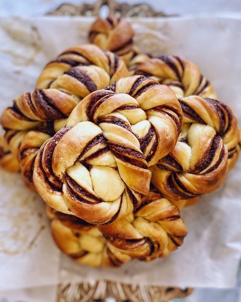 Nutella Brioche Knots – Mrs. Sucrée Nutella Brioche Buns, Nutella Knots, Nutella Twists, Nutella Brioche, Brioche Nutella, Nutella Rolls, British Baking Show Recipes, Cinnamon Twists, Nutella Spread