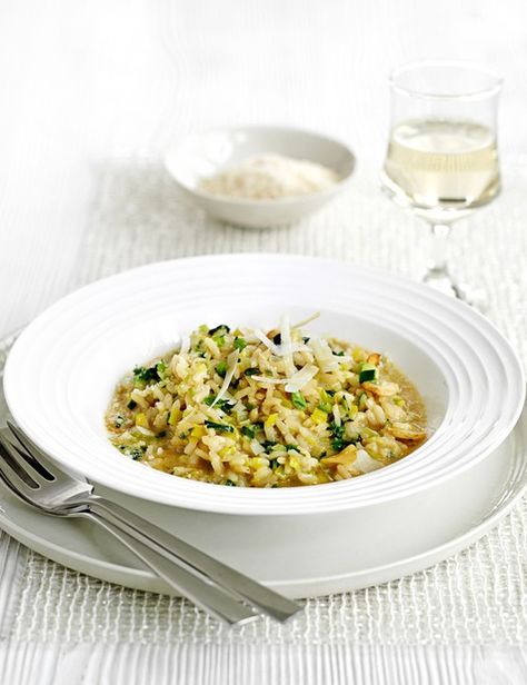 Leek and parmesan risotto  This seriously simple risotto recipe is ideal for meat-free Monday. Spring onion and leek risotto is cooked traditionally in white wine and topped with parmesan. Simple Risotto, Risotto Recipes Vegetarian, Leek Risotto, Vegetarian Risotto, Easy Risotto, Risotto Recipes Easy, Vegetable Risotto, Seafood Risotto, Parmesan Risotto