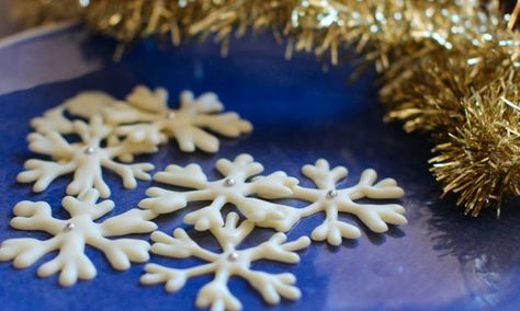 These white chocolate snowflakes are pretty as a picture and a great almost craft recipe for older kids. Kid Friendly Christmas Recipes, Snowflake Recipes, Chocolate Snowflakes, Christmas Dessert Platter, White Chocolate Snowflakes, Christmas Sweet Recipes, Tree Brownies, Champagne Gummy Bears, Christmas Recipes For Kids