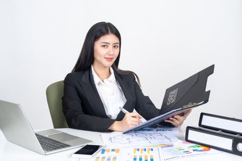 Lifestyle beautiful asian business young woman using laptop computer and smart phone on office desk Free Photo Apple Computer Laptop, Six Thinking Hats, Bookkeeping Tips, Thumbs Up Sign, Business Data, Accounting Services, Business Training, Business Infographic, Critical Thinking Skills