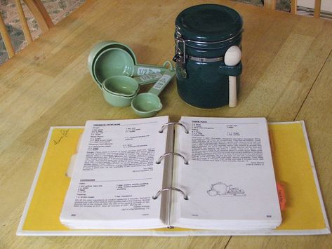 cook books and measuring cup Make A Recipe Book, Organize Recipes, Making A Cookbook, Make Your Own Cookbook, Homemade Recipe Books, Create A Cookbook, Diy Cookbook, 17 Day Diet, Recipe Book Diy