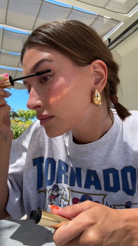 Statement Earrings Outfit, Haley Bieber, Chunky Gold Earrings, Silver Round Earrings, Money Jewelry, Gold Teardrop Earrings, Earrings Outfit, Kylie Jenner Makeup, Best Casual Outfits