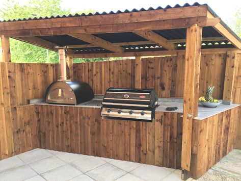 Outdoor Covered Bbq Area, Outdoor Kitchen Design Wood, Pizza Area, Zona Bbq, Backyard Grilling Area, Outside House Decor, Bbq Shack, Bbq Station, Kitchen Design Rustic