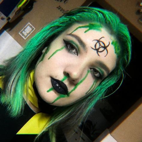 Toxic Halloween Costume, Toxic Makeup Halloween, Toxic Waste Costume, Toxic Waste Makeup, Halloween Costumes Green Hair, Toxic Waste Aesthetic, Radioactive Makeup, Green Clown Makeup, Toxic Costume