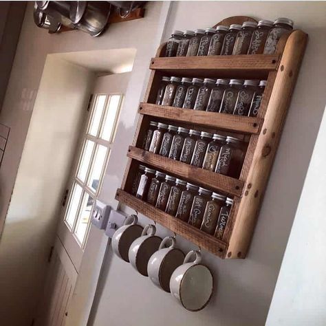 Kitchen Rack Organization, Kitchen Rack Design, Modern Retro Living Room, Build A Spice Rack, Pallet Spice Rack, Spice Rack Design, Rack Design Ideas, Best Spice Rack, Spice Rack Ideas