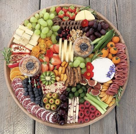 Graze Board, Charcuterie Board Meats, Food Boards, Decorações Com Comidas, Pinwheel Recipes, Charcuterie Inspiration, Charcuterie Cheese, Charcuterie Platter, Snack Board