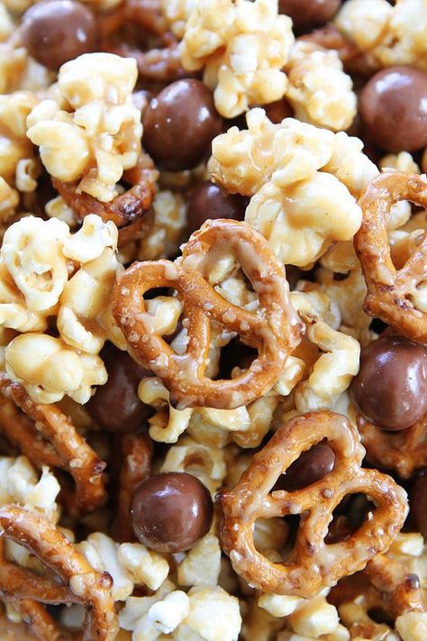 Nutella Muffin, Popcorn Recipes Easy, Peanut Butter Popcorn, Popcorn Treats, Popcorn Snacks, Peanut Butter Pretzel, Popcorn Recipe, Covered Pretzels, Popcorn Bar