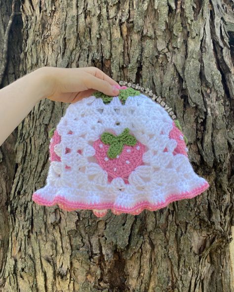 Crochet Granny Square Aesthetic, Granny Bucket Hat, Crochet Keychain Aesthetic, Crochet Flower Bucket Hat, Crochet Strawberry Granny Square, Crochet Strawberry Bucket Hat Free Pattern, Pink Crochet Hat, Crochet Strawberry Hat, Pink Granny Square