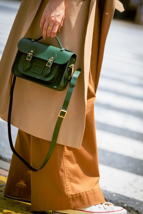 Green Crossbody Bag Outfit, Satchel Outfit, Green Bag Outfit, Crossbody Bag Outfit, Bag Outfit, Racing Green, Meet Friends, The Perfect Day, Cambridge Satchel