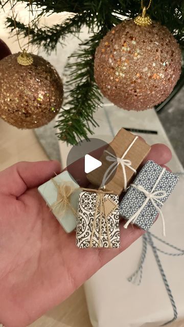 ONE TINY STORY | DIY Dollhouse & miniatures on Instagram: "HOW TO MAKE TINY CHRISTMAS PRESENT 🎁 The most talented @simplystella87 showed here the other day how to make small Christmas presents from cardboard. I made mine very simple but you just have to visit @simplystella87 and take a look at her beautiful little Christmas gifts. . . . . . . . #dollhouse #dollhouserenovation #dockhus #moderndollhouse #miniaturedollhouse #dollhouseminiatures #12thscale #hobbyideas #fixerupper #handmade #diy #crafts #diyproject  #miniature #miniatures #miniatyr" Miniature Ornaments Diy, Diy Dollhouse Christmas Decorations, Christmas Dollhouse Diy, Mini Diy Gifts, Christmas Miniatures Diy, Diy Dollhouse Miniatures, Little Christmas Gifts, Small Christmas Decor, Christmas Dollhouse