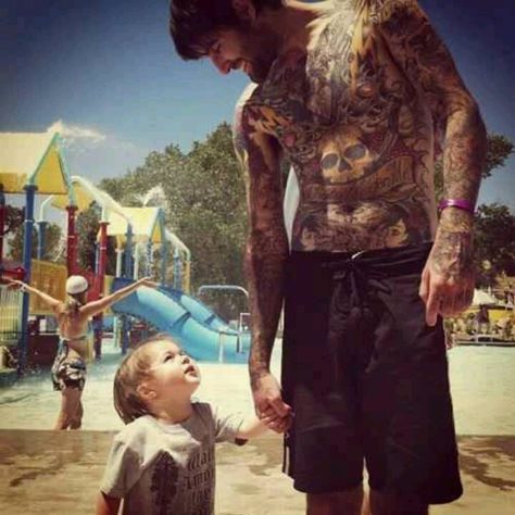 Tattooed dad Parent Tattoos, Tattoo People, Dad Tattoos, Inked Magazine, Baby Poses, Woody Allen, Love Tattoos, Life Tattoos, Beautiful Tattoos