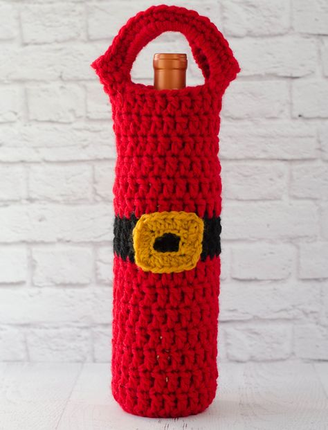 Love this fun and easy Santa wine cozy crochet pattern! Suddenly bringing that bottle of wine got a whole lot more fun! Also great for gift giving. Crochet Christmas Cozy, Wine Cozy, Santa Wine Bottle, Beau Crochet, Wine Bottle Gift Bag, Bottle Cozies, Confection Au Crochet, Cozy Crochet Patterns, Crochet Santa