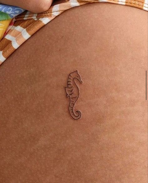 Tiny Unique Tattoos For Women, Tattoos For Roommates, Summer Aesthetic Tattoo, Tiny Tattoos Aesthetic, Simple Small Tattoos With Meaning, Tiny Ocean Tattoo, Hippie Tattoos For Women, Beach Related Tattoos, Mini Tats Aesthetic