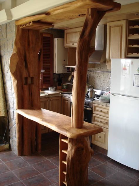 Mirá imágenes de diseños de Cocinas estilo rústico}: barra rustica. Encontrá las mejores fotos para inspirarte y creá tu hogar perfecto. Rustic Log Furniture, Rustic Kitchen Cabinets, Cabin Kitchens, Log Furniture, Diy Holz, Cabin Decor, Rustic Furniture, Rustic Kitchen, Diy Storage