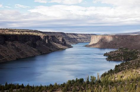 How Oregon's lakes got their names Oregon Caves, Oregon Lakes, Trillium Lake, Oregon State Parks, Southern Oregon Coast, Spring Break Destinations, Painted Hills, Eastern Oregon, Multnomah Falls