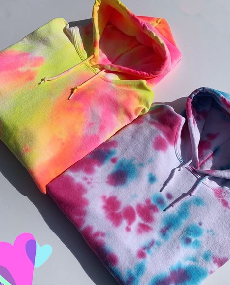 Cool Scrunchies, Tye Dye Hoodie, Shirt Outfit Summer, Cute Sweats, Tie Dye Fashion, Trendy Swimsuits, Stylish Hoodies, Bleach Tie Dye, Tie Dye Diy