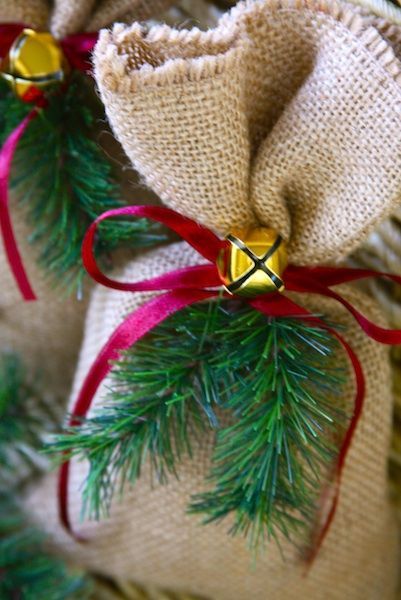 Hi Everybody! I have another super simple and easy giftwrap idea to share with you today! I made these burlap treat bags last fall, and this is a Christmas version! The burlap bags themselves are so e Easiest Burlap, Burlap Gift Bags, Burlap Bags, Burlap Crafts, Burlap Christmas, Creative Gift Wrapping, Diy Gift Wrapping, Bag Diy, Christmas Gift Bags