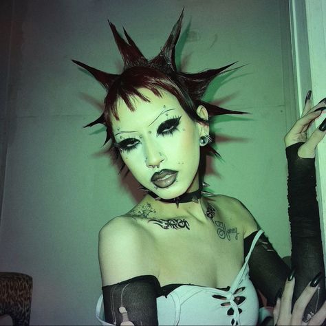 Goth Character Art, Punk Photoshoot, Gothic Era, Chicas Punk Rock, Rock Makeup, Punk 90s, 90s Punk, Punk Makeup, Goth Hair