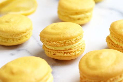 Lemon Macarons Lemon Macaron Recipe, Lemon Recipes Healthy, Macaroons Flavors, Lemon Macaroons, Lemon Macarons, Macarons Recipe, Homemade Fudge Recipes, Macaron Filling, Lemon Buttercream