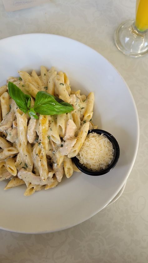 This is a chicken Alfredo pasta that I ate at a restaurant and it was so tasty Pasta Restaurants, White Sauce Pasta, Cream Pasta, Chicken Alfredo Pasta, Food Pasta, Restaurant Dishes, Alfredo Pasta, Chicken Alfredo, White Sauce