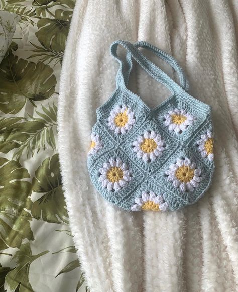 Flower Granny Square Bag, Summer Crochet Bag, Crochet Bag Tutorial, Crochet Bag Granny Square, Small Crochet Gifts, Mochila Crochet, Crochet Shoulder Bags, Crochet Tutorial Pattern, Crochet Business