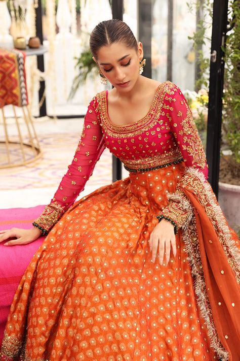 Mehndi Lengha Pakistani, Bridal Mehndi Outfit Ideas, Dholki Outfit, Mehndi Outfit Ideas, Mehendi Dresses, Pakistani Mehndi Dress, Mehndi Bride, Pakistani Lehenga, Orange Lehenga