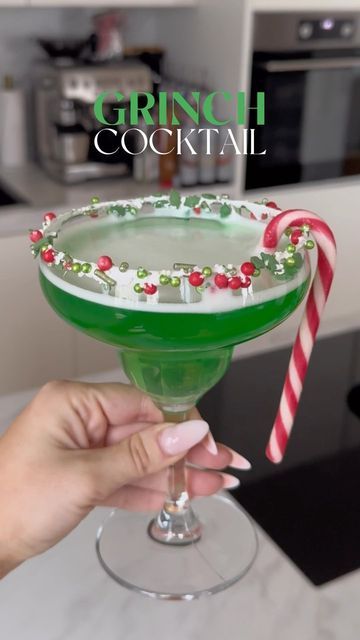 𝓛𝓲𝓿 ✨ on Instagram: "grinch cocktail 💚 #grinch #grinchcocktail #cocktail #christmas #christmasdrinks #christmascocktails #christmasrecipes #xmasdrinks #xmascocktails #holidaydrinks #holidaycocktails #winterdrink #holidayrecipes" Grinch Martini, Grinch Cocktail, Grinch Drink, Xmas Cocktails, Xmas Drinks, Cocktail Christmas, Winter Drinks, Christmas Cocktails, Holiday Cocktails